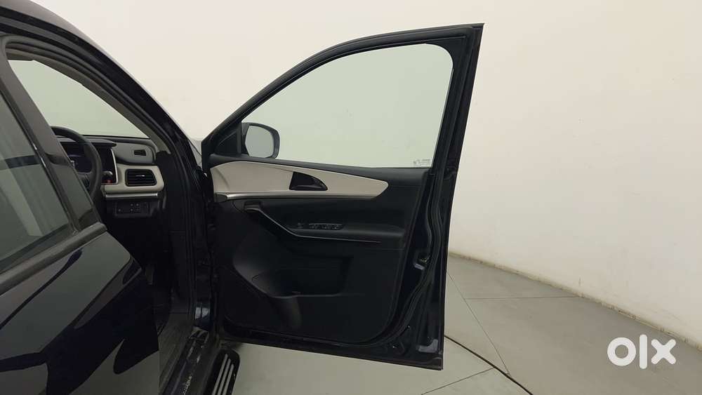 Mahindra Xuv700 2.0 Ax 5 Petrol Mt 7 Str, 2022, Petrol