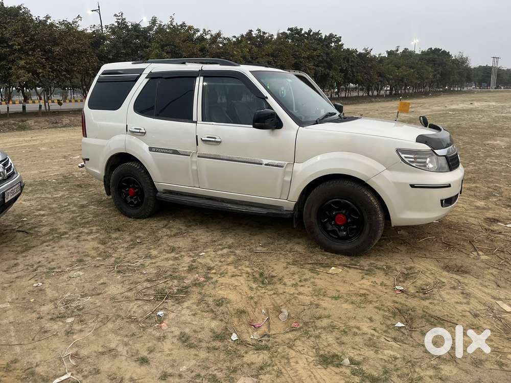Tata Safari Storme 2015