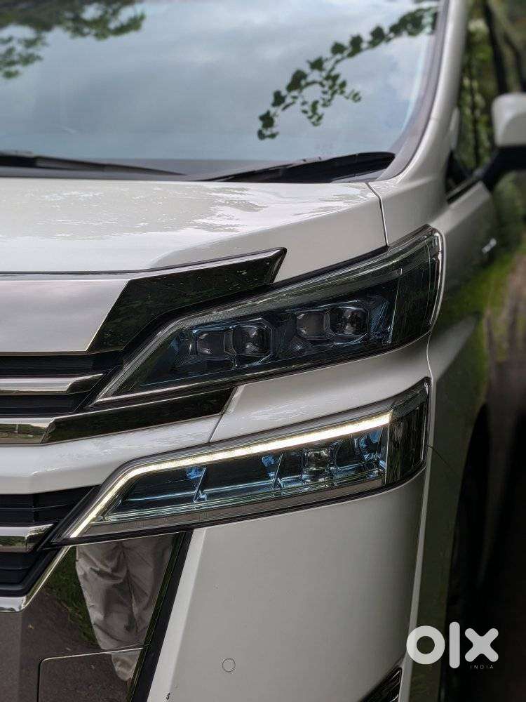 Toyota Vellfire 2.5 Executive Lounge, 2023, Petrol