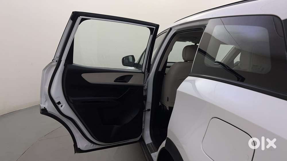 Mahindra Xuv700 2.0 Ax 5 Petrol At Str, 2022, Petrol