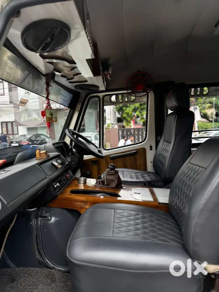 17 Seater Tempo Traveller 2018 Model