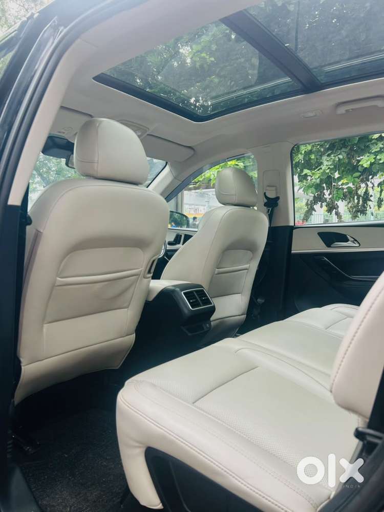Mahindra Xuv700 2.0 Ax 7 Petrol Mt Str, 2023, Petrol