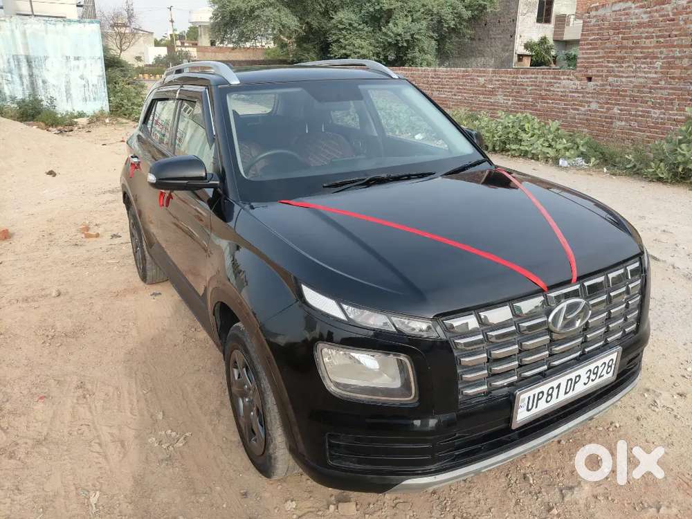 Hyundai Venue Knight 2025 Petrol Manual - 23000 Km