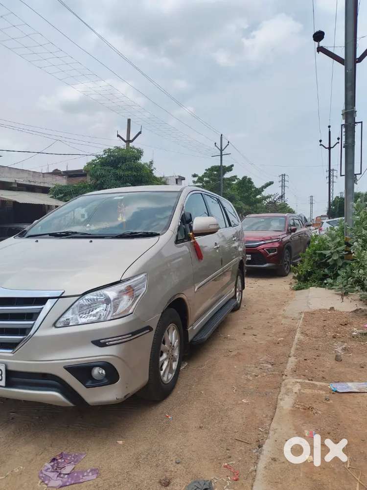 Toyota Innova 2.5 V 2013 Excellent Condition Low Kilometers (93000km)