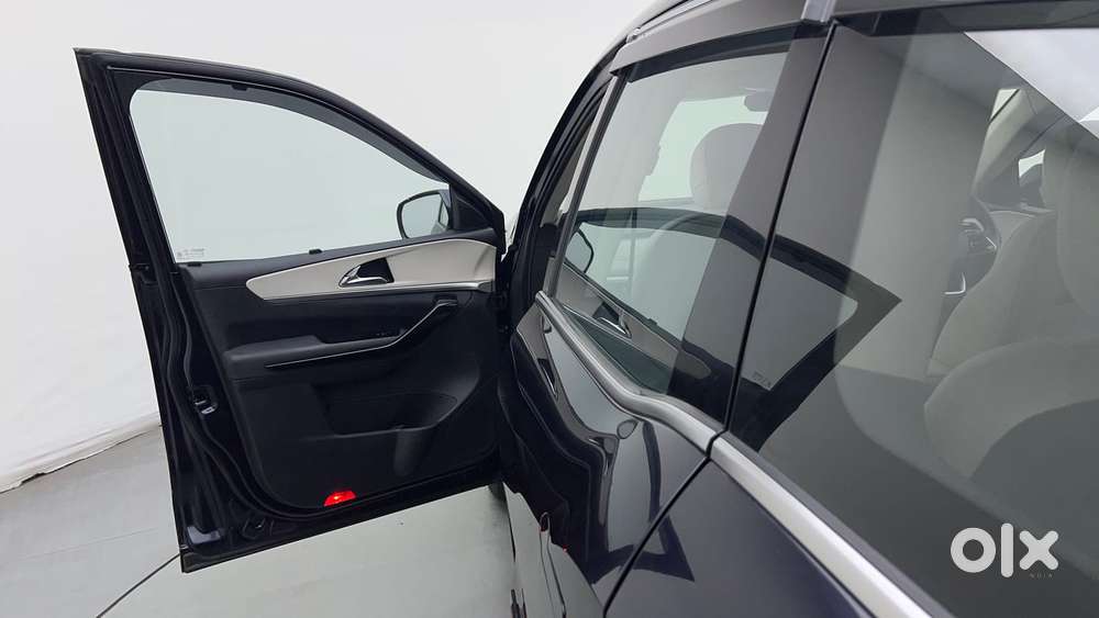 Mahindra Xuv700 2.0 Ax 7 Petrol At Str, 2024, Petrol