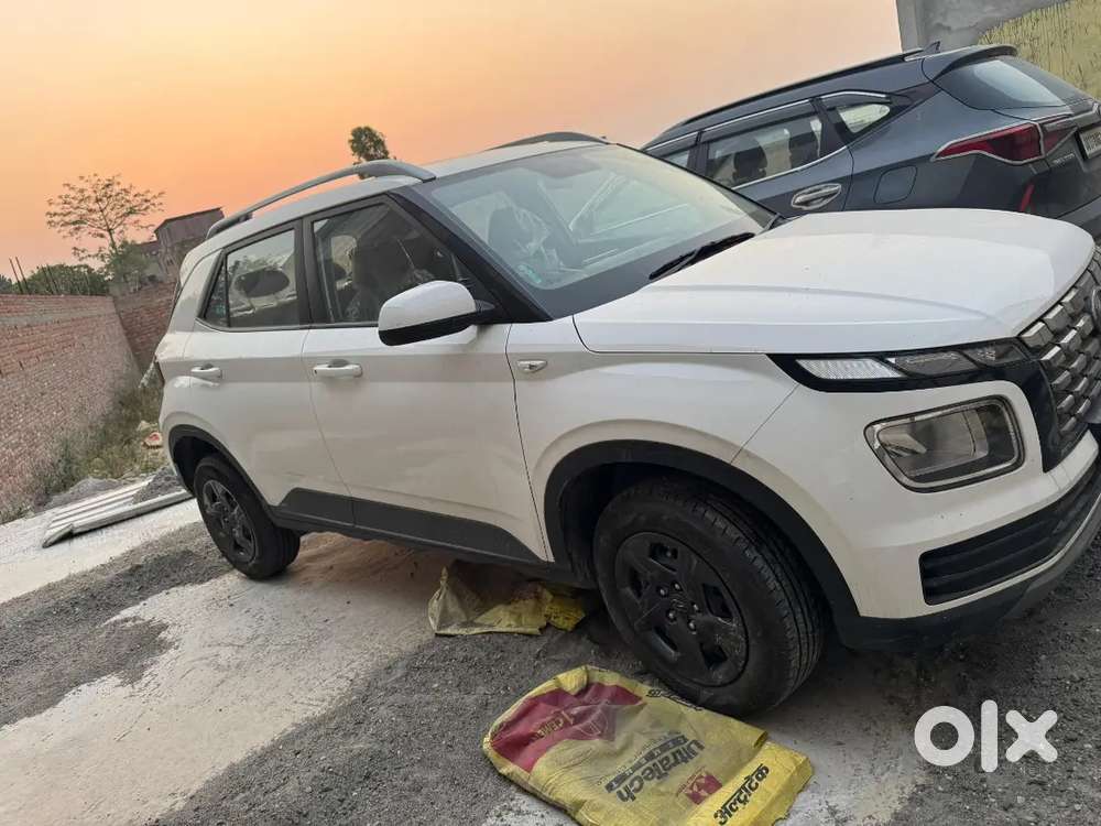Hyundai New Venue 2024 Petrol 4200 Km Driven