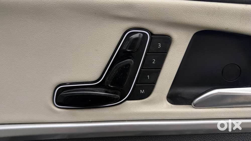 Mahindra Xuv700 2.0 Ax 7 Petrol Mt Str, 2021, Petrol