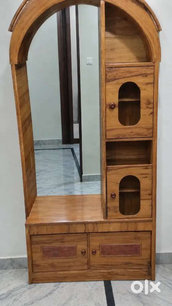 SOLID WOODEN DRESSING TABLE