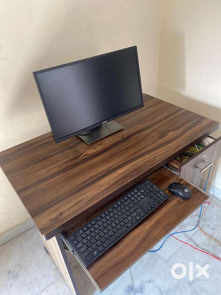 Computer table Other Household Items 1753900800