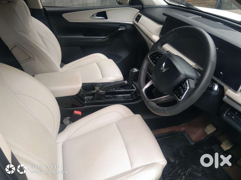 Mahindra Xuv700 2.0 Ax 7 Petrol Mt Str, 2025, Petrol