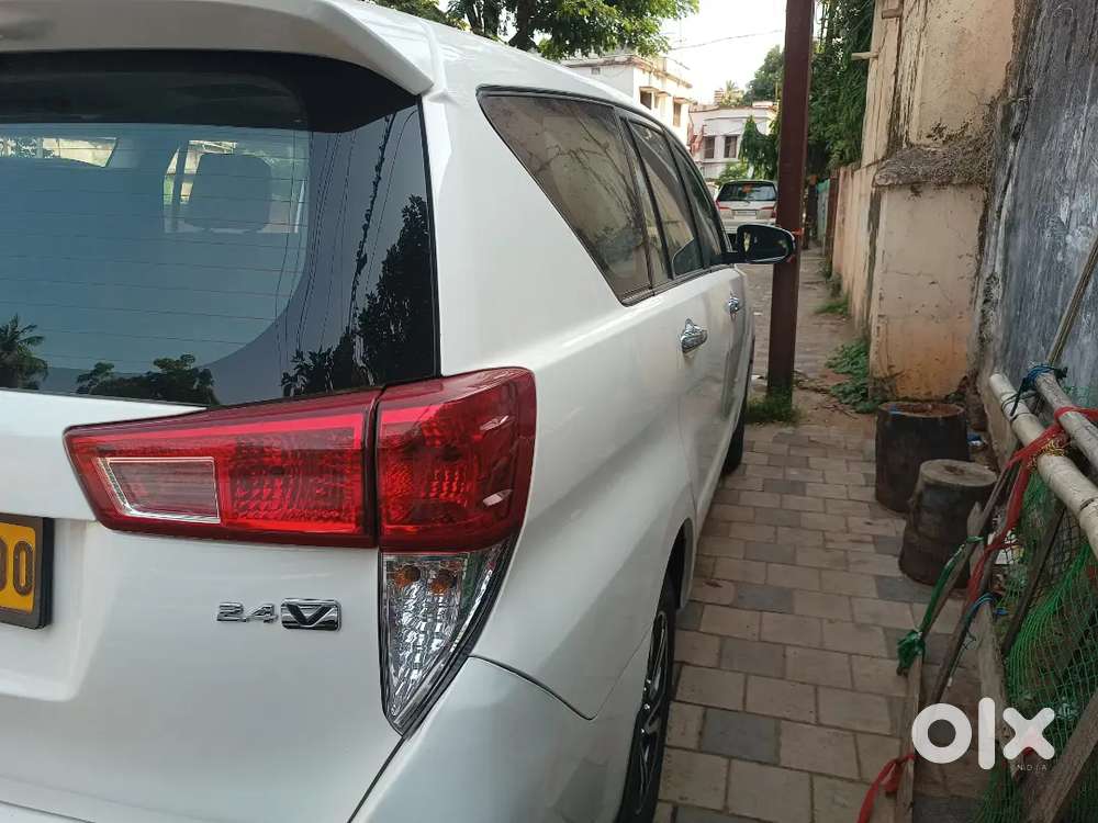 Innova Crysta V Model Manual