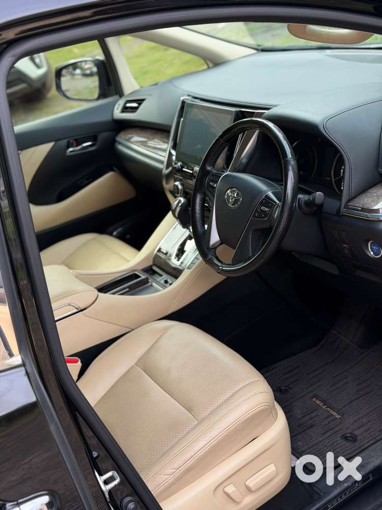 Toyota Vellfire 2.5 Executive Lounge, 2023, Cng & Hybrids