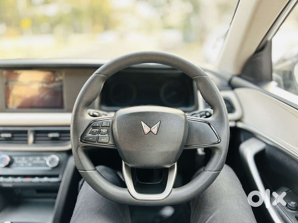 Mahindra Xuv700 2.0 Mx Petrol Mt 5 Str, 2023, Petrol