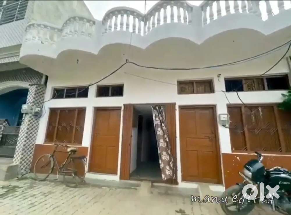 Goshainganj main market ke ander