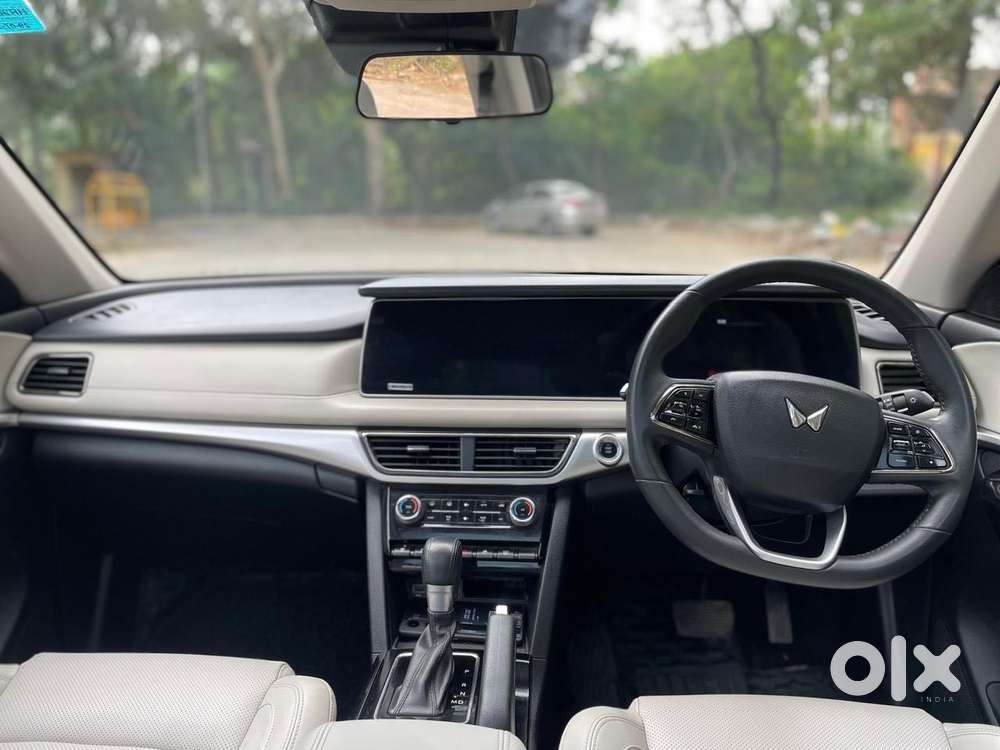 Mahindra Xuv700 2.0 Ax 7 Petrol At Str, 2024, Petrol