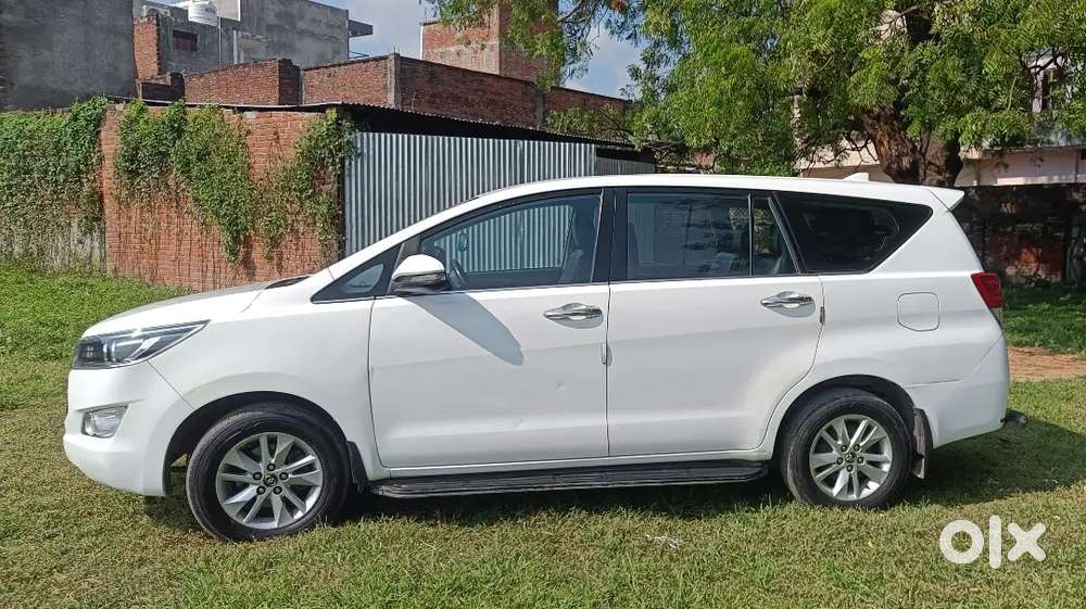 Innova Crysta 2.4 V Diesel White