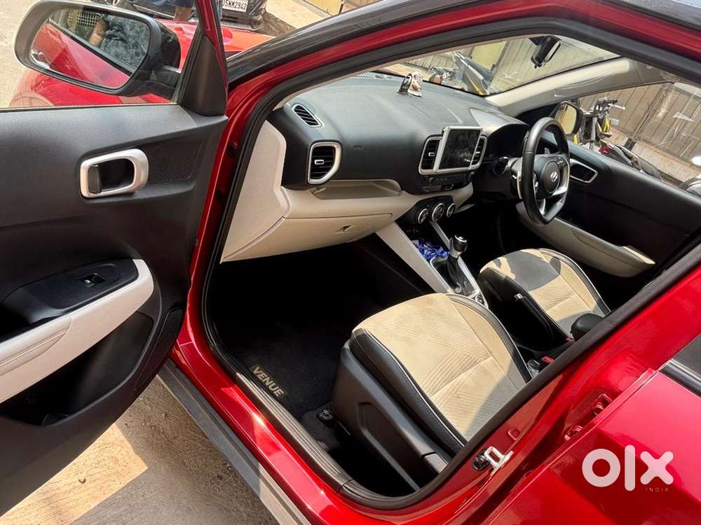 Hyundai Venue 2022 Petrol 14750 Km Driven