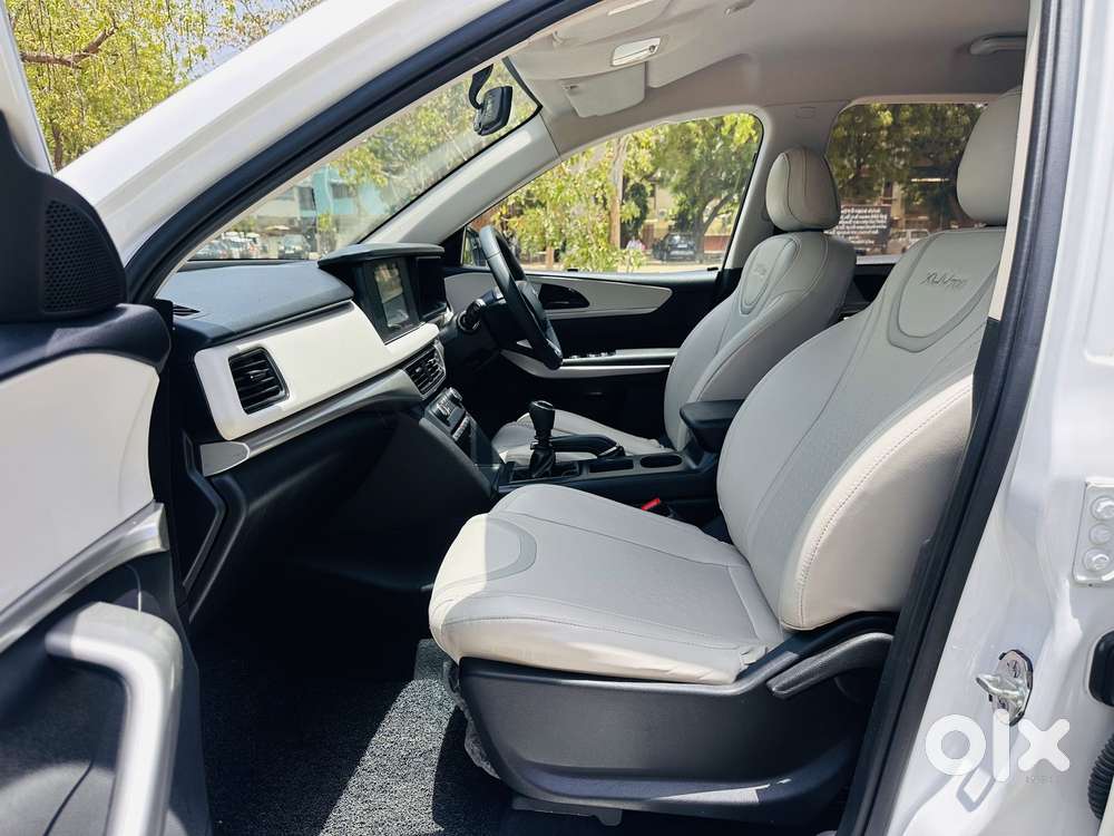 Mahindra Xuv700 2.0 Mx Petrol Mt 5 Str, 2022, Petrol