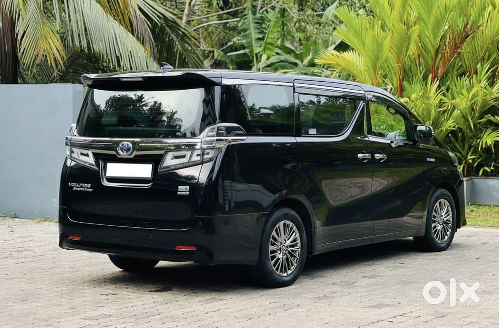 Toyota Vellfire 2.5 Executive Lounge, 2023, Cng & Hybrids