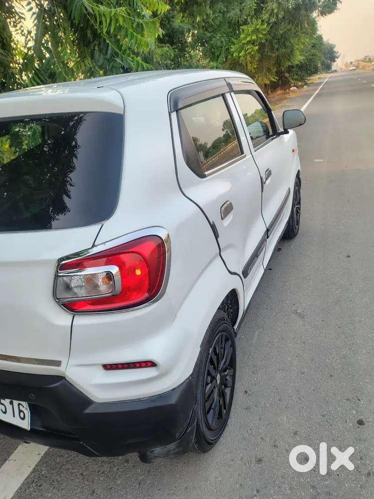 Maruti Suzuki S-presso Vxi Cng Bahar Se Lage Hui H Rc Par Chadi Hui H