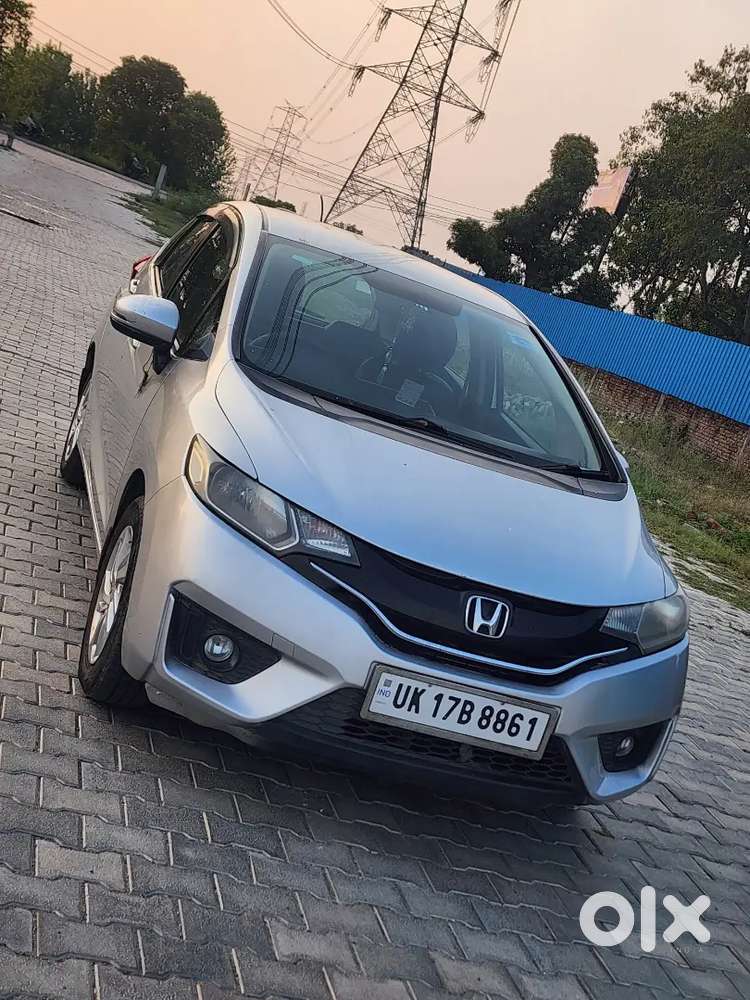 Honda Jazz V 
Power Windows 
Power Steering 
Power Break