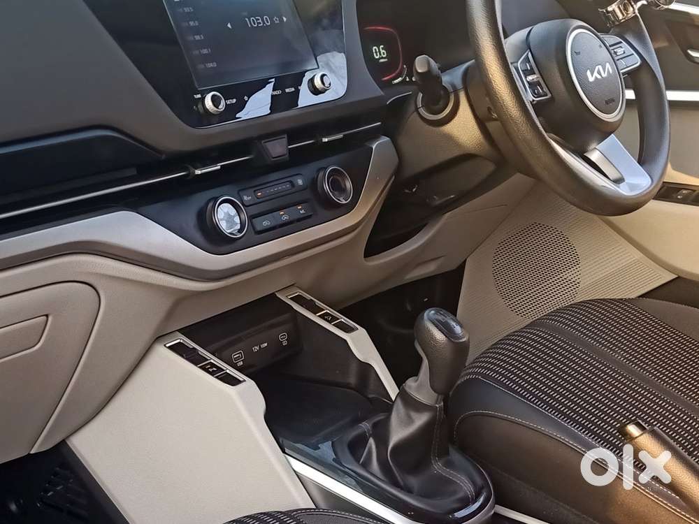 Kia Carens G 1.5 6mt Premium (o) 7-seater, 2023, Petrol