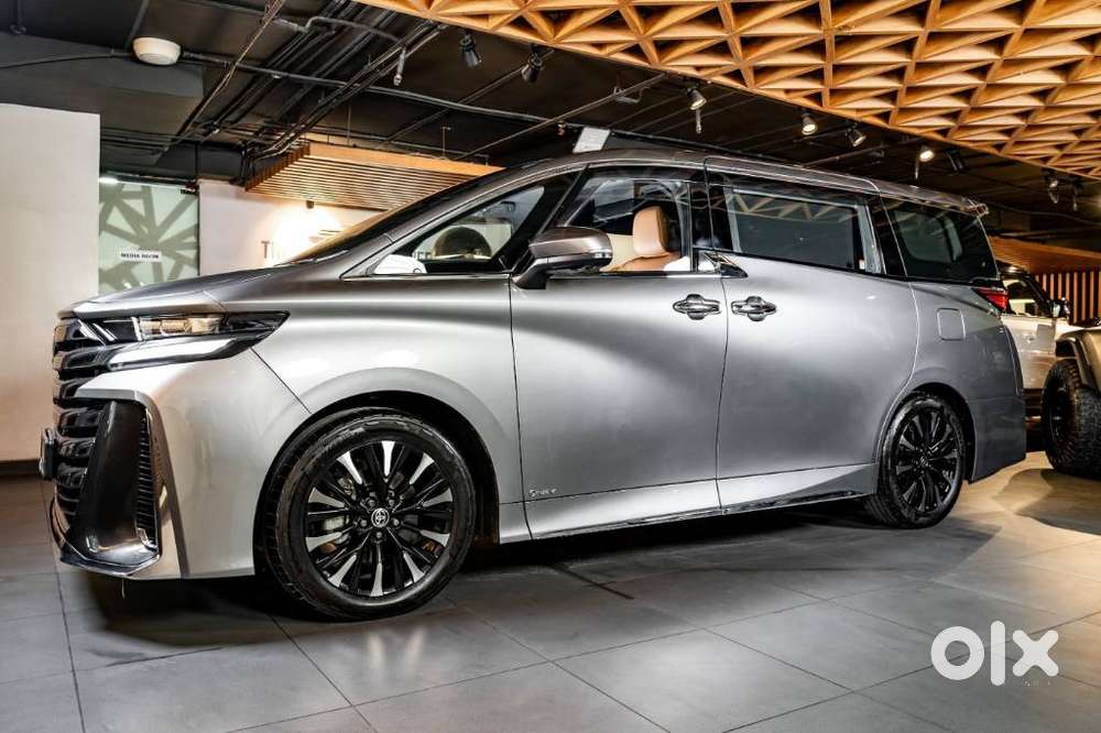 Toyota Vellfire 2.5 Executive Lounge, 2023, Petrol