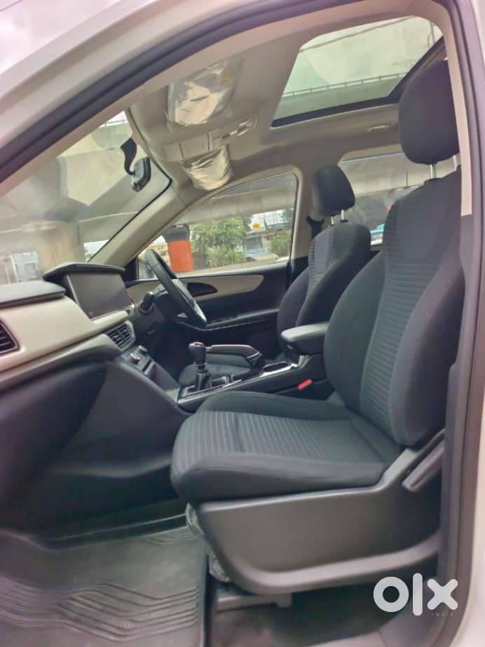 Mahindra Xuv700 2.0 Ax 5 Petrol Mt 7 Str, 2022, Petrol