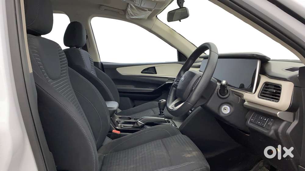 Mahindra Xuv700 2.0 Ax 5 Petrol Mt Str, 2023, Petrol