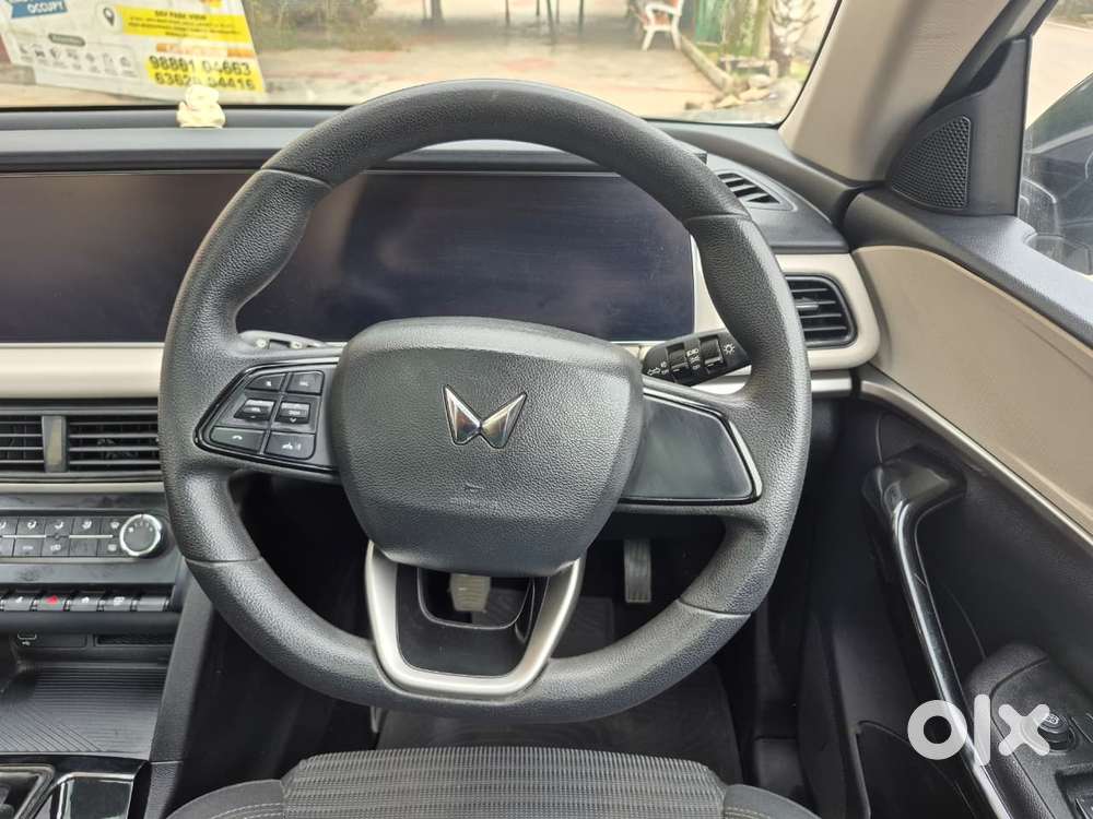 Mahindra Xuv700 Ax 5 Petrol Mt Str (e), 2022, Petrol