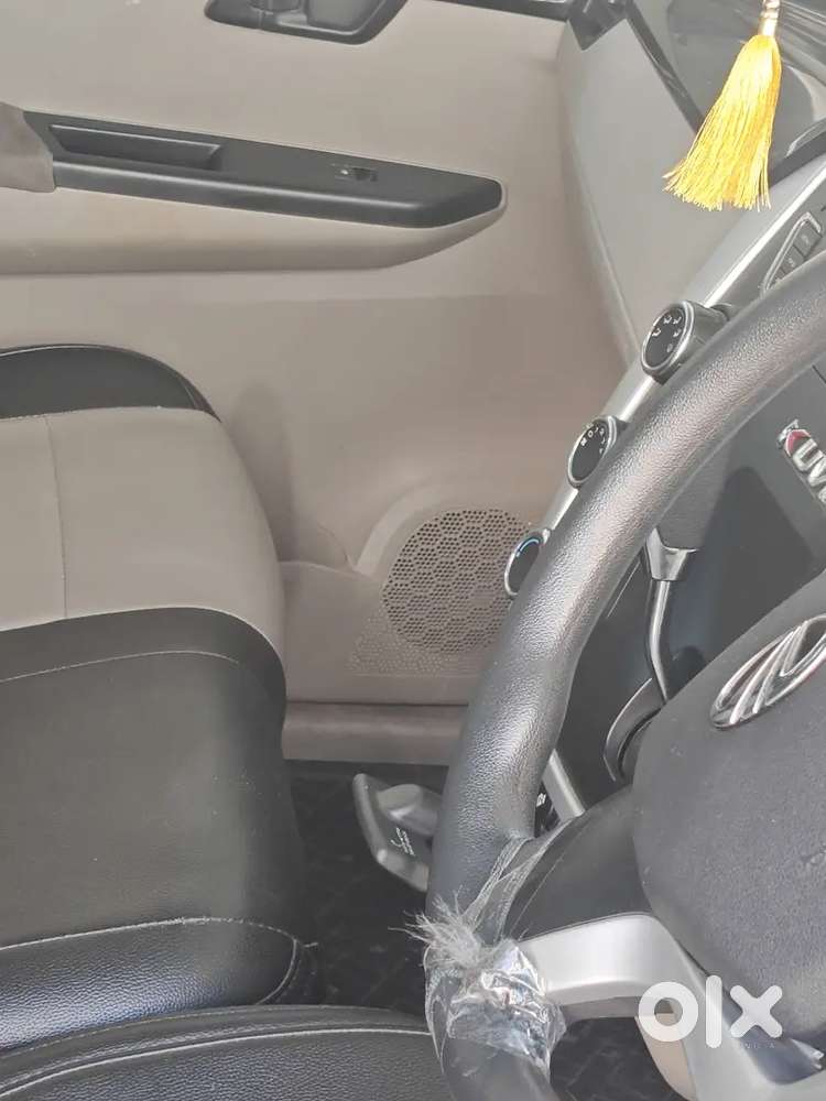 Mahidra Kuv 100 Car