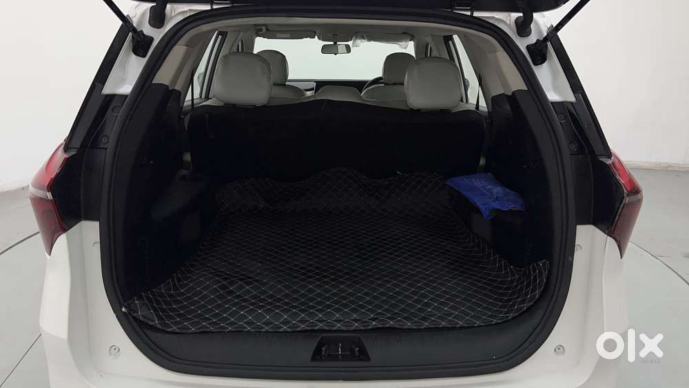 Mahindra Xuv700 2.0 Ax 5 Petrol Mt Str, 2022, Petrol