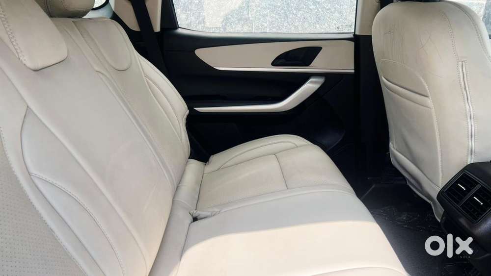 Mahindra Xuv700 2.0 Mx Petrol Mt 5 Str, 2023, Petrol