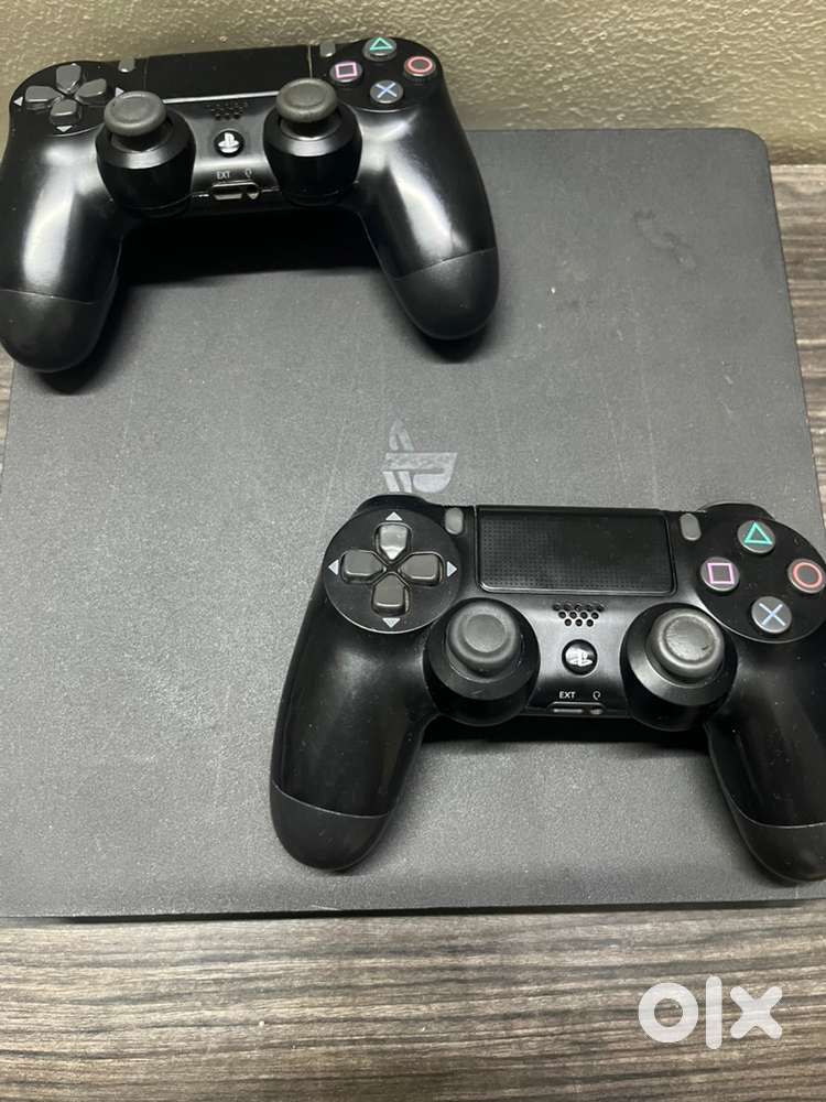 PS4 Slim 1TB + 2 Controllers + 4 Games