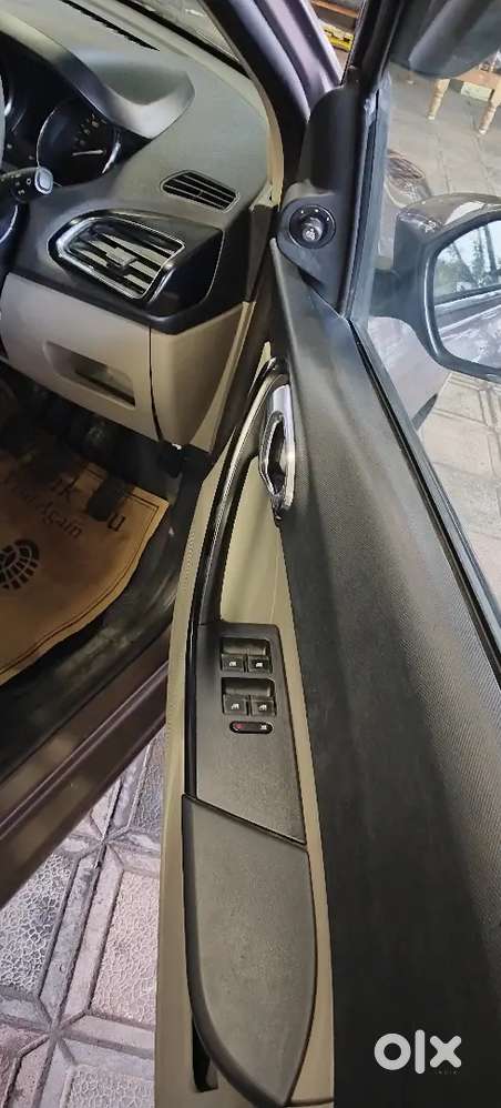 Tata Tiago Xz Top Model Single Owner Doctor Usage  Company Service