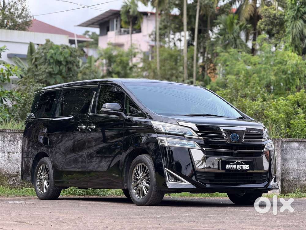 Toyota Vellfire 2.5 Executive Lounge, 2023, Cng & Hybrids