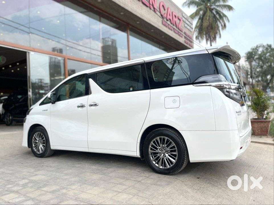 Toyota Vellfire 2.5 Executive Lounge, 2022, Petrol