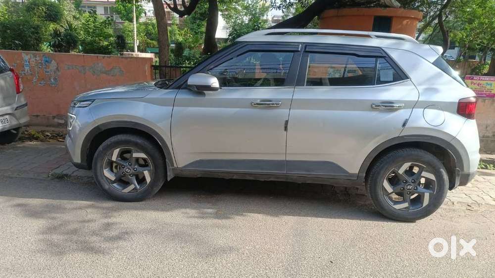 Hyundai Venue 2020 Petrol Top Model 24134 Km Driven