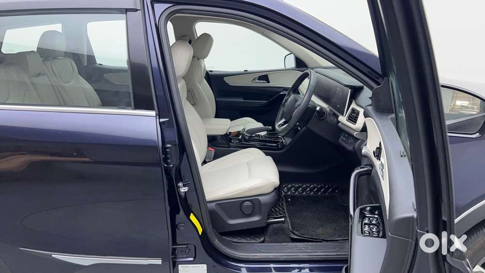 Mahindra Xuv700 2.0 Ax 7 Petrol At Str, 2024, Petrol