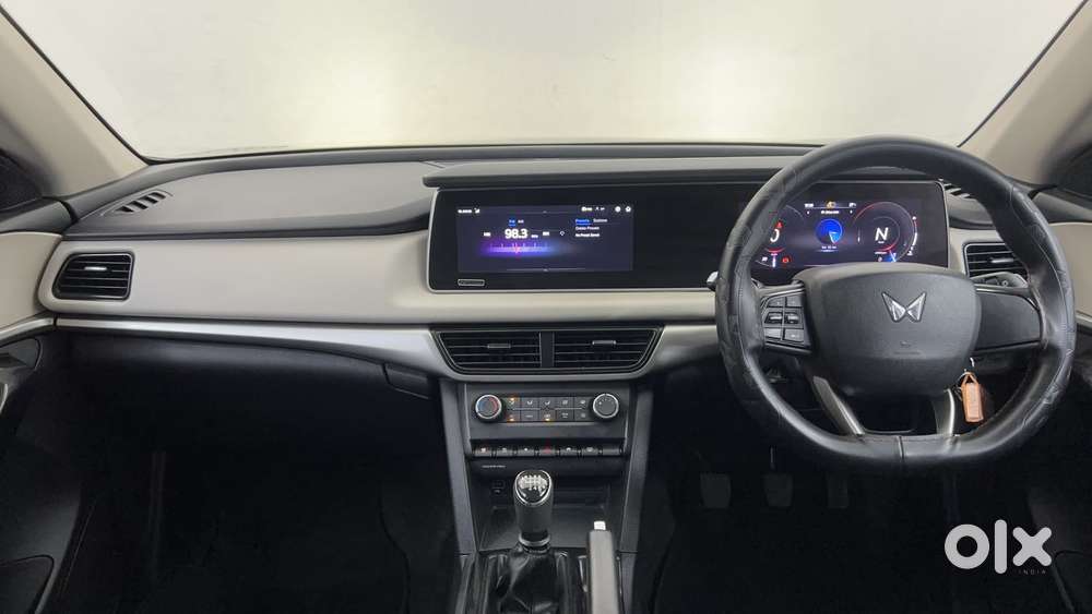 Mahindra Xuv700 2.0 Ax 5 Petrol Mt 7 Str, 2022, Petrol