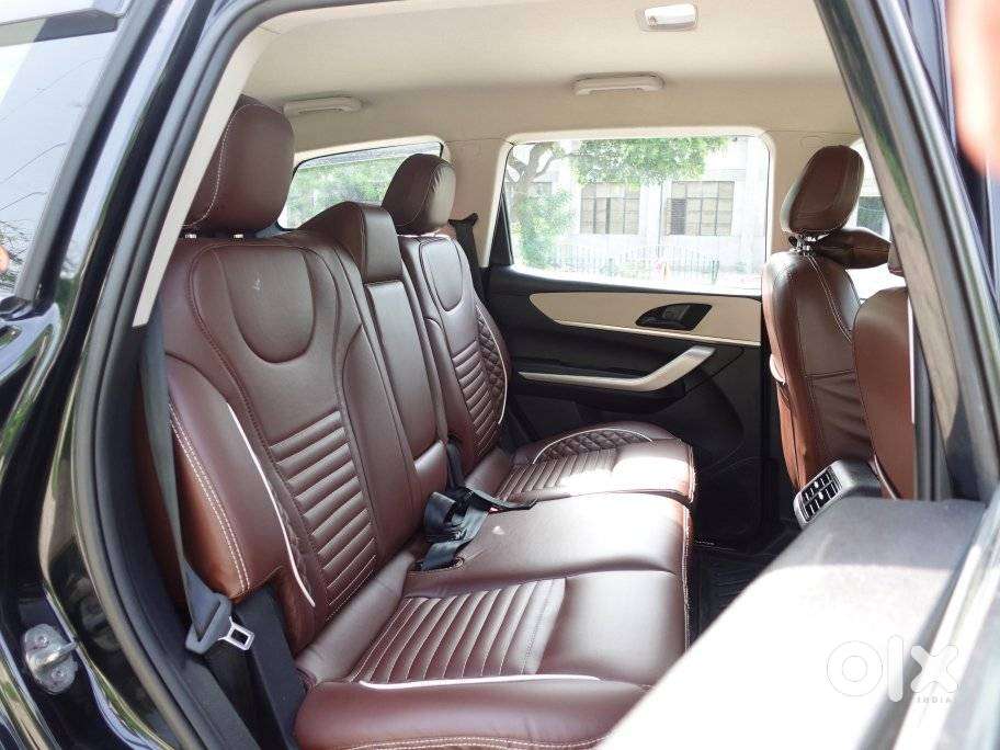 Mahindra Xuv700 2.0 Mx Petrol Mt 5 Str, 2024, Petrol