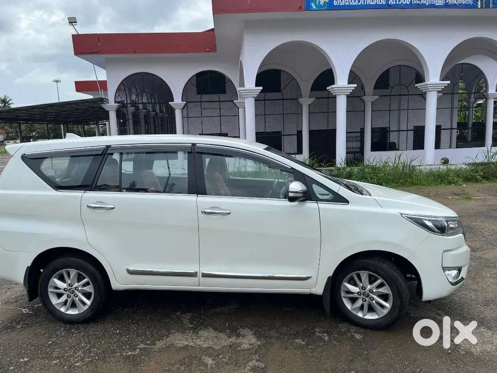 Innova Crysta 2016 V Well Maintained