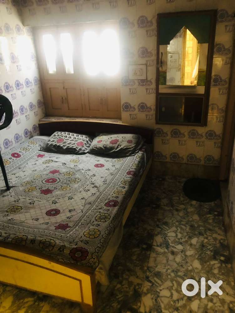 Rooms for rent with table and attached bathroom