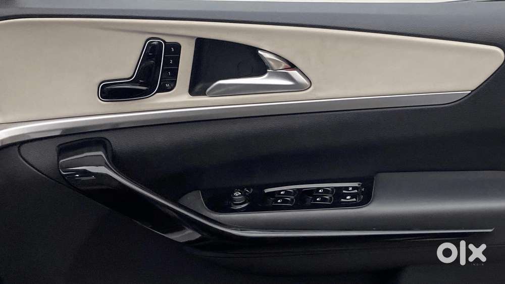 Mahindra Xuv700 2.0 Ax 7 Petrol At Luxury Pack Str, 2022, Petrol