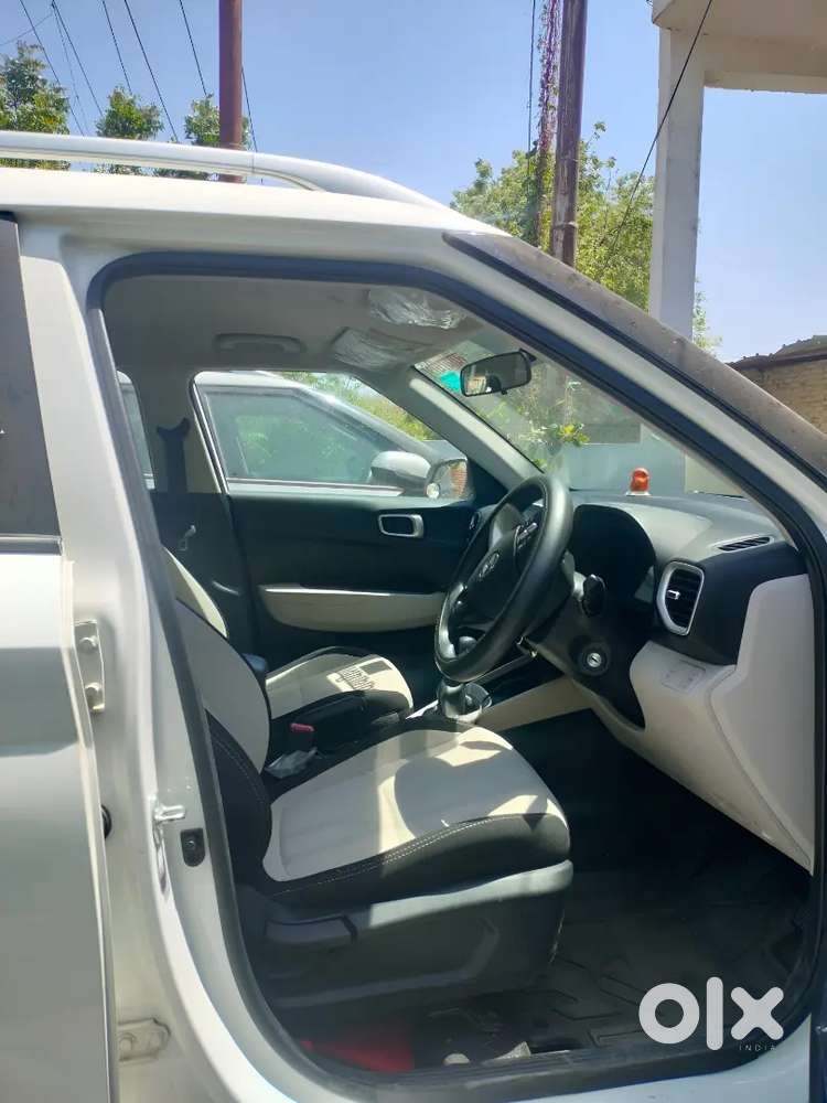 New Hyundai Venue 2025 Petrol 4500 Km Driven