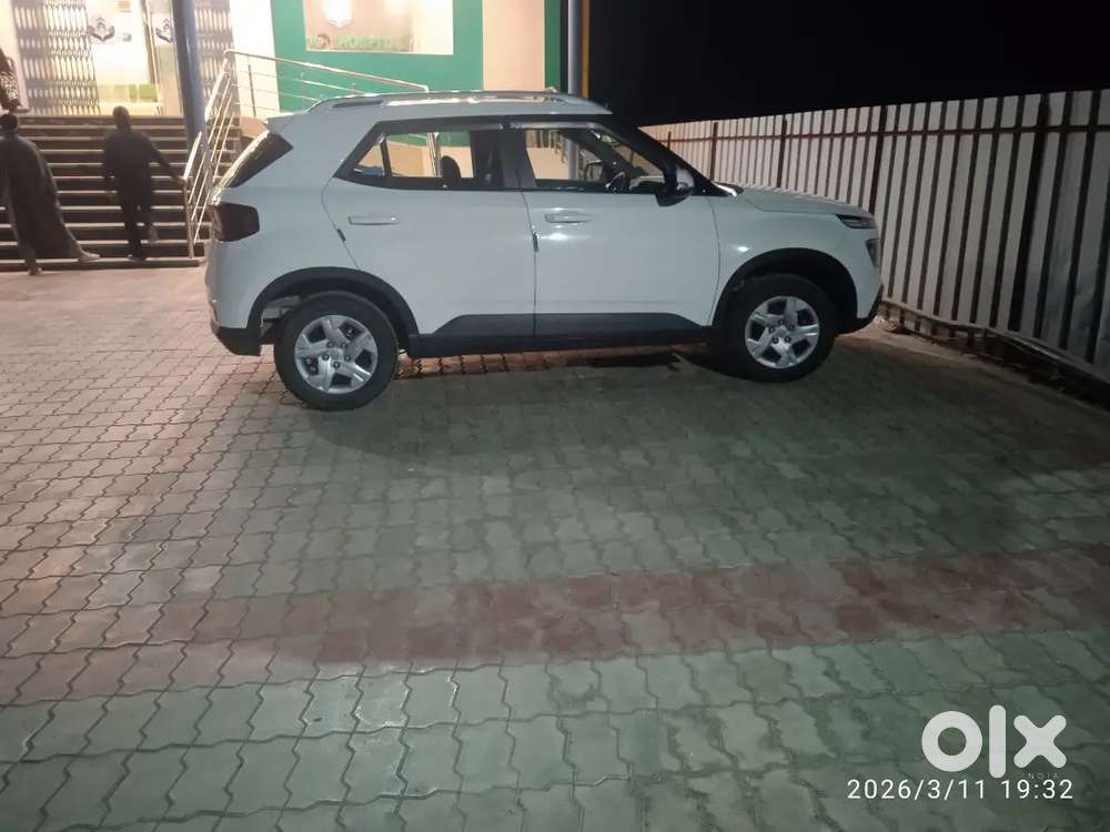 Hyundai Venue 2022 Petrol 26000 Km Driven