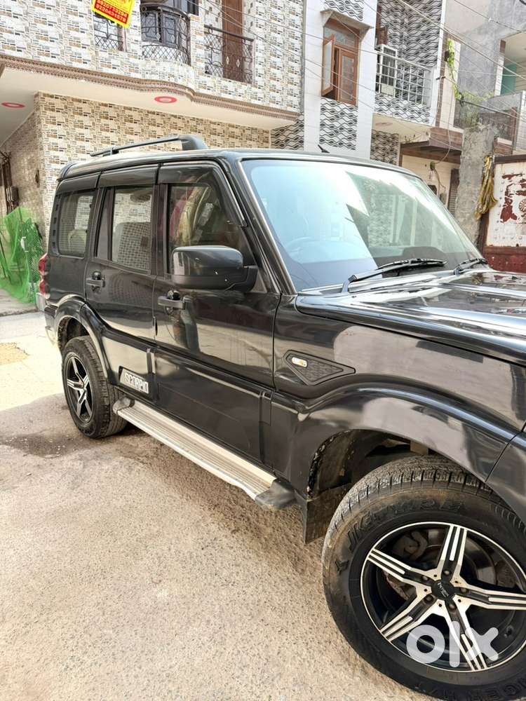 Black Mahindra Scorpio 2019