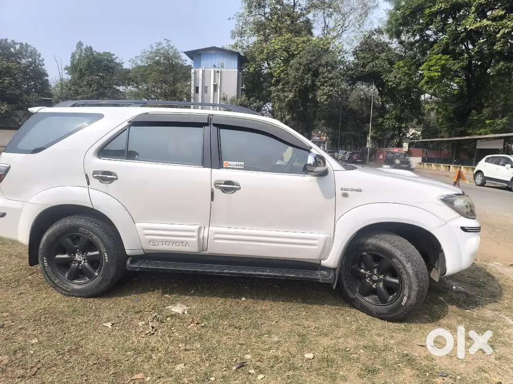 Toyota Fortuner Legender 2011 Diesel 300000 Km Driven