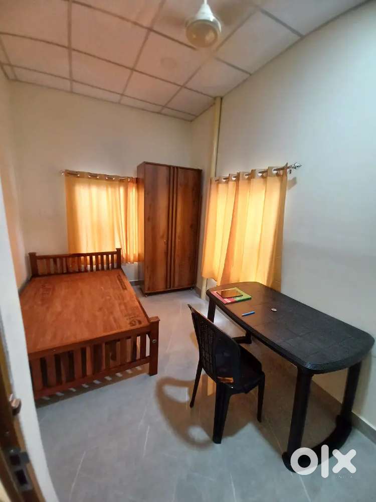Ac room for rent at pattom plamoodu tvm(only female allowed)