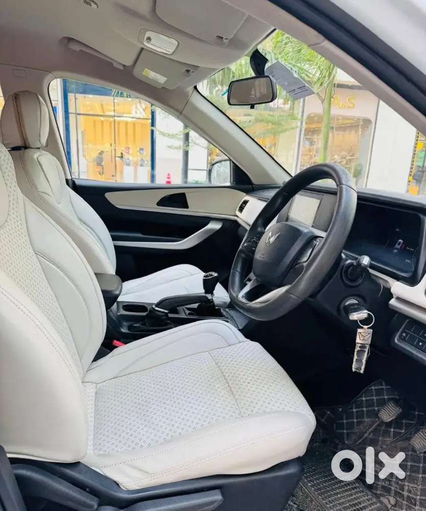 Mahindra Xuv700 Mx 5 Seater